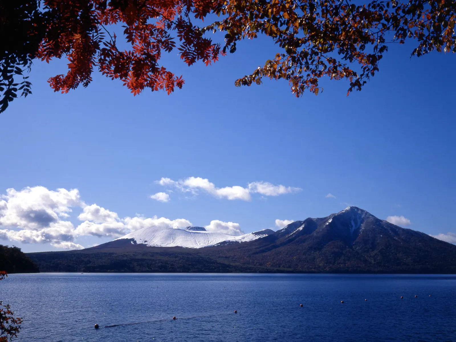秋の支笏湖と樽前山(千歳市)