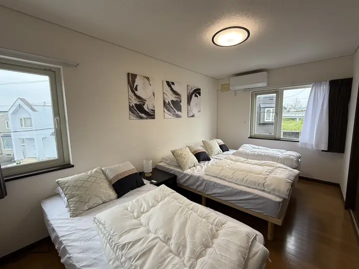 2階・7.5帖の洋室。3人でも並んで眠れる